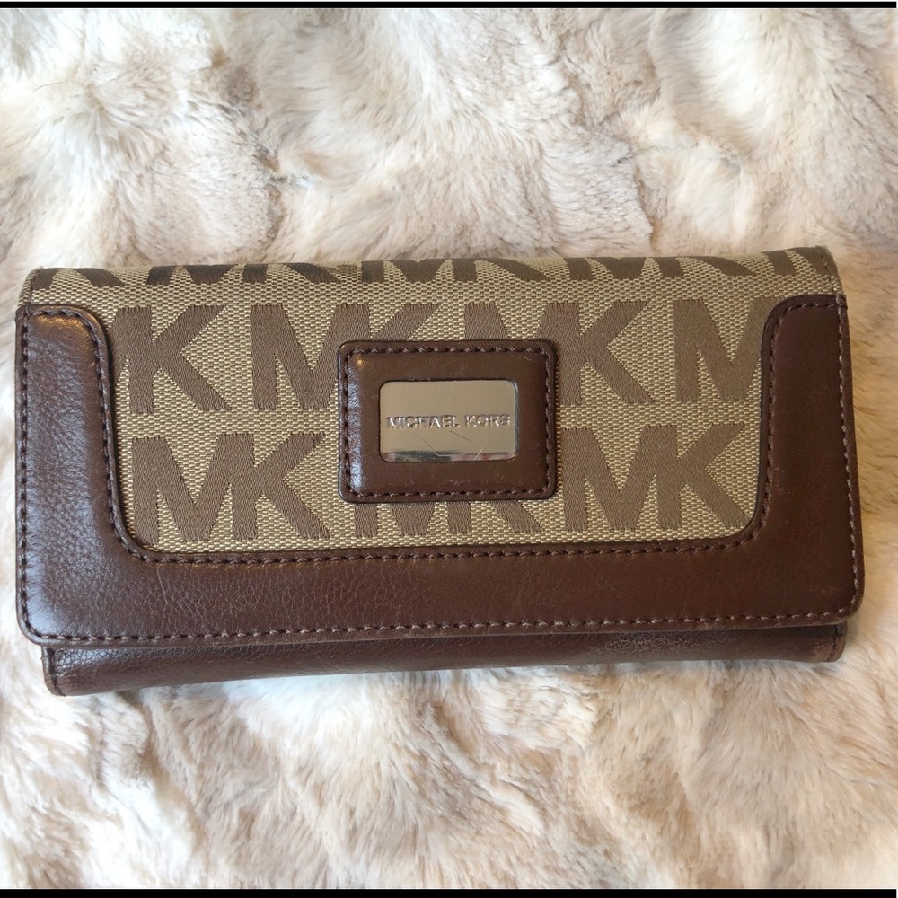 Michael Kors Wallet ✨Make An Offer✨